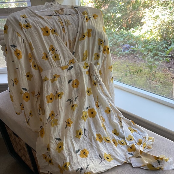 Woman’s Billabong Relax On High Gold Dust Wrap Dress NWT - Picture 4 of 15